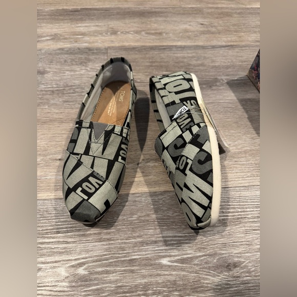 New in box - TOMS Love Black and White sneakers - Picture 2 of 10